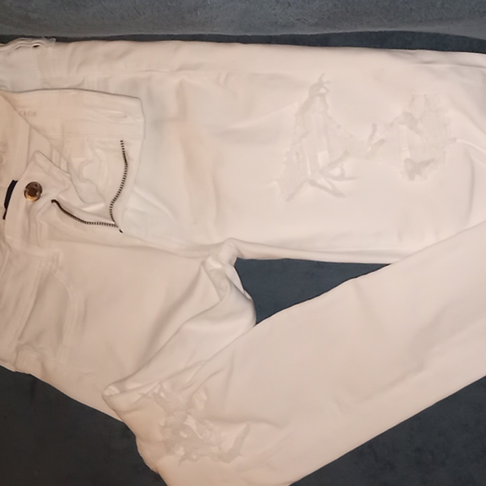 Nwot white distressed AE jeans